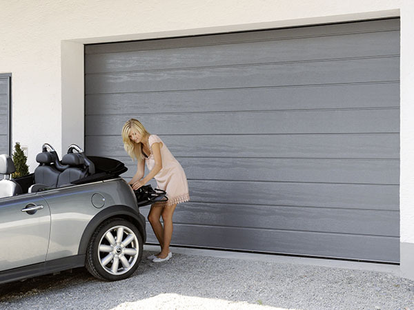 Porte de garage sectionnelle anti-effraction à rainure moyenne - design personnalisable et options variées_2