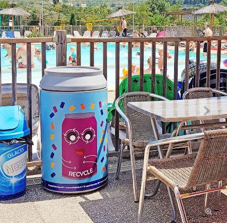 Conteneur de tri de déchets métalliques en forme de canette géante