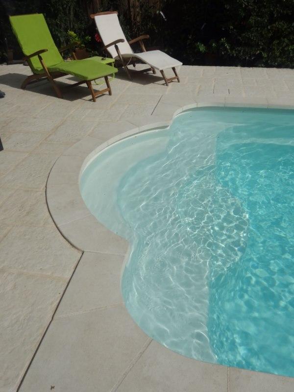 Piscine polyester rectangulaire 7,30 m x 3,40 m avec escalier roman
