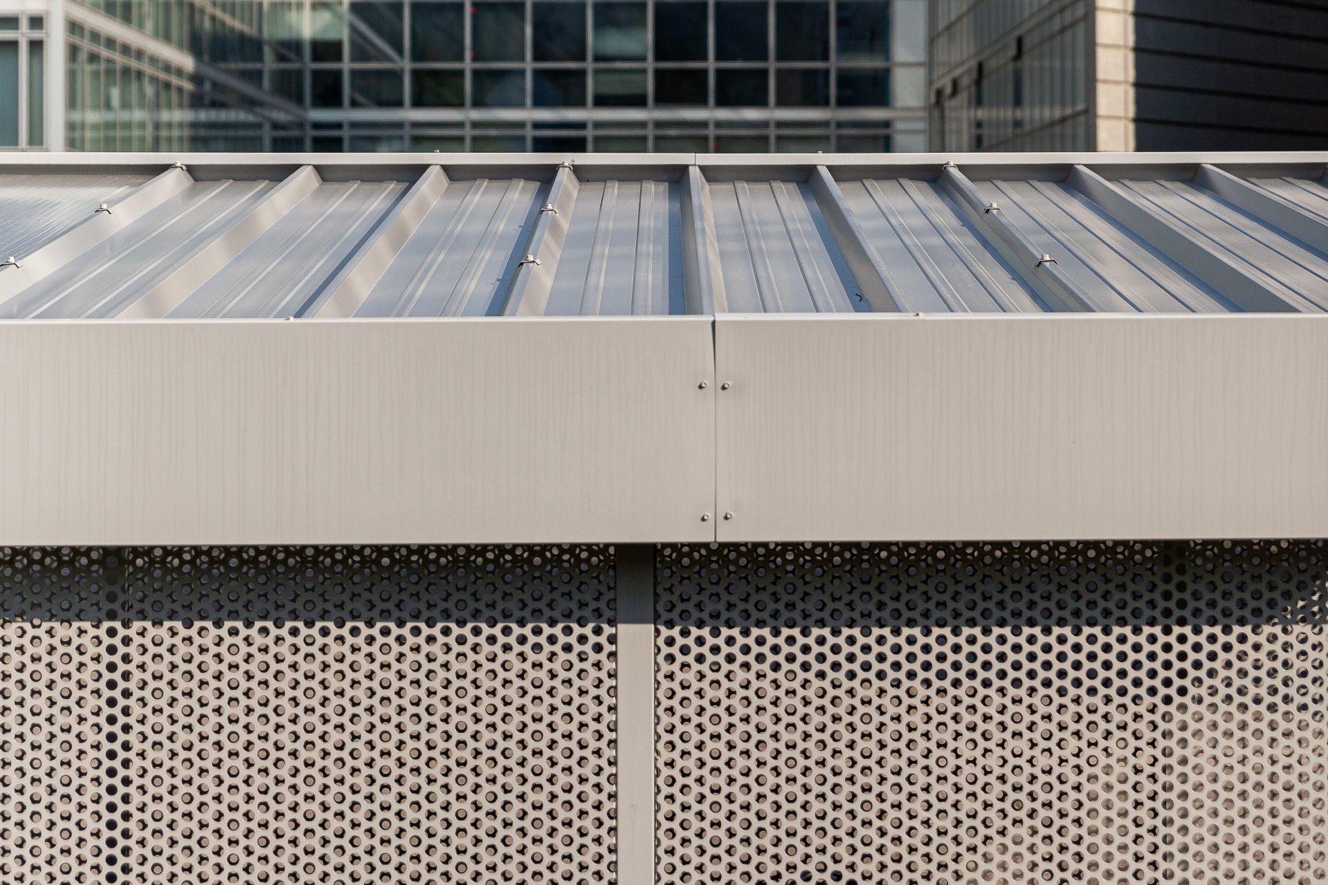 Solution de stockage vélos avec finition en tôle perforée