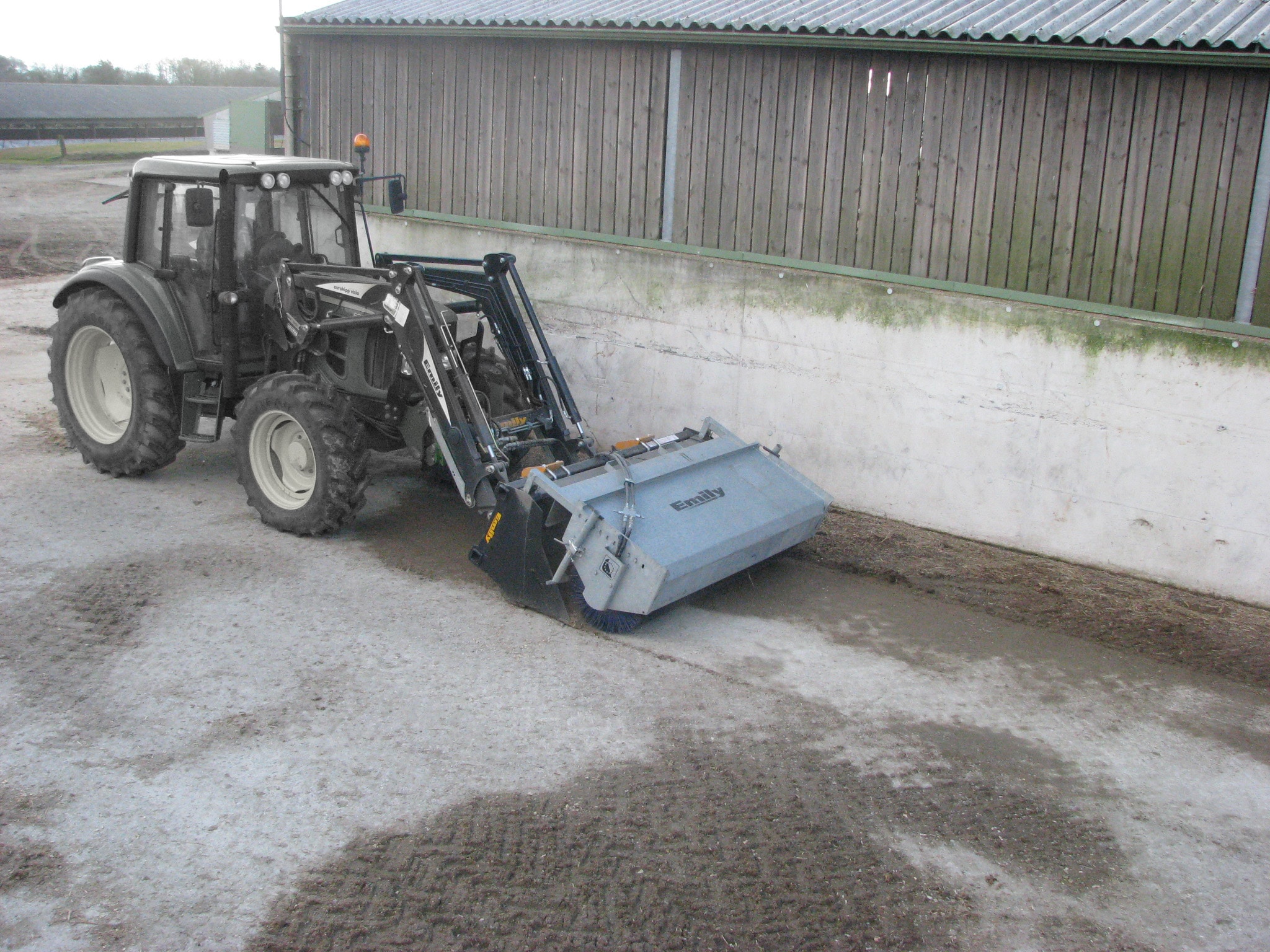 Godet balayeur industriel Emily Clean - ramassage de tout type de déchets - adaptable et équipé de balai polypropylène_2