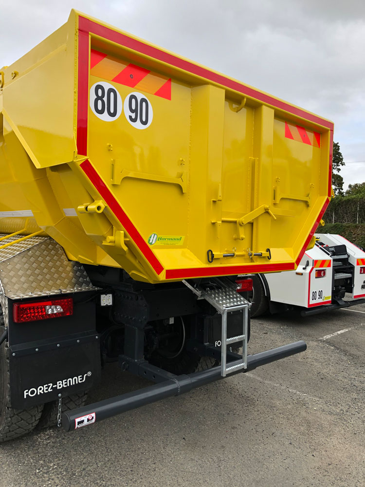 Benne basculante avec porte arrière hydraulique pour poids lourds