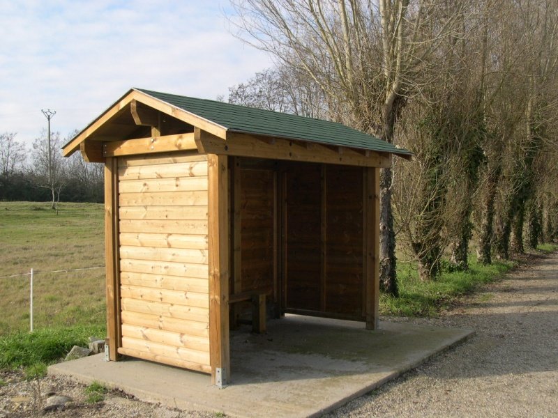 Abri bus Vendée - structure en bois - bardage bois - avec banquette - 350 x 225 cm - couverture shingle - pin classe 4_2