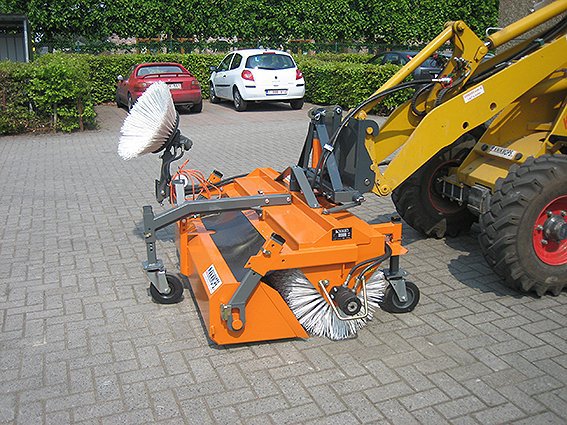 Balayeuse avec cuve collectrice KM 90 - Knikmops Rollmops, transmission hydraulique et brosses interchangeables_2