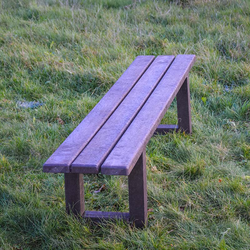 Banc public en matériau recyclé  banquete modène_2