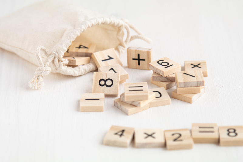 Jeu éducatif de calculs en bois - 32 tuiles avec chiffres et signes mathématiques - Pochette en coton_2