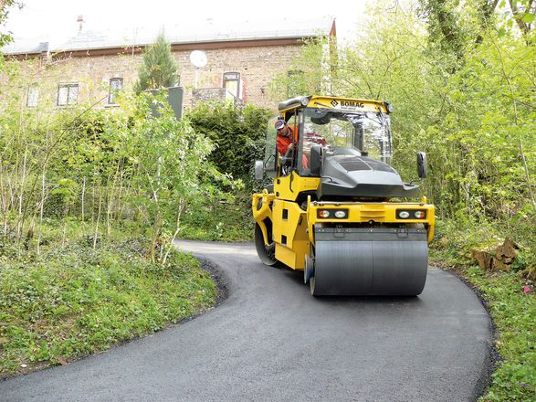Équipement de compactage d'asphalte Bomag avec poids de 7300 kg