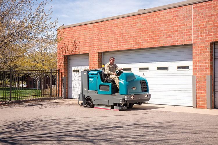 M30 Large balayeuse-laveuse TENNANT autoportée intégrée_2