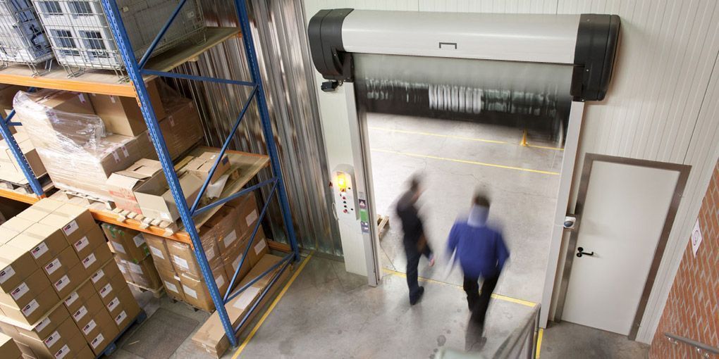 Porte rapide intérieure souple et sécurisée, adaptée aux environnements à fort trafic - ASSA ABLOY_2