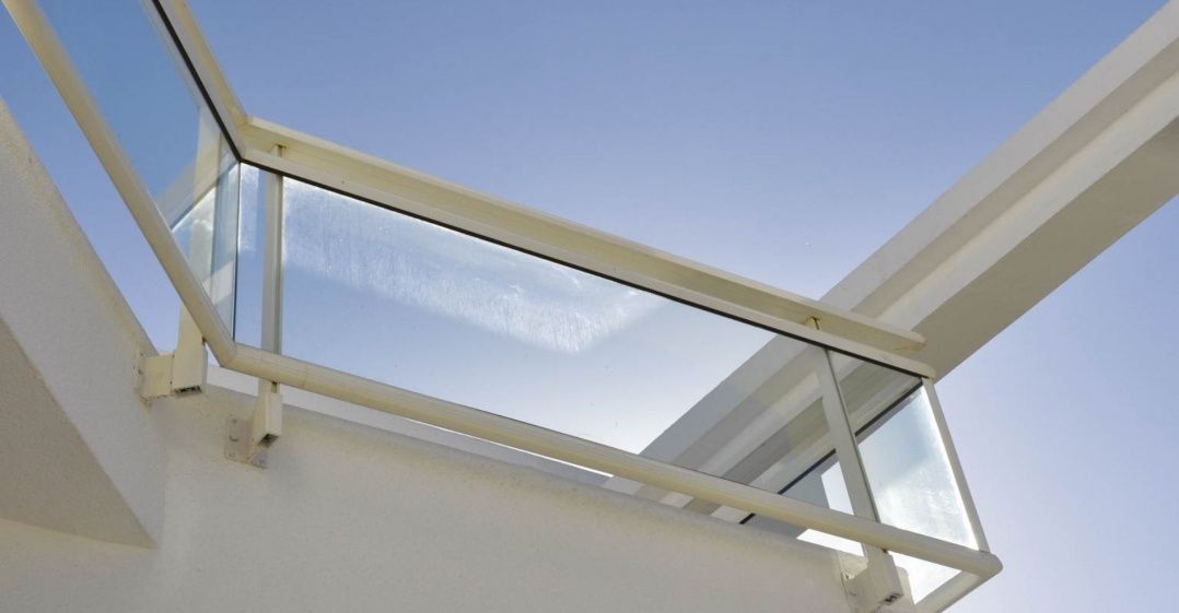 5500 - garde corps - sepalumic - il offre une sécurité optimisée grâce à des éléments de remplissage fixés par des clameaux, des montants forts et un système d’accrochage par pince_2