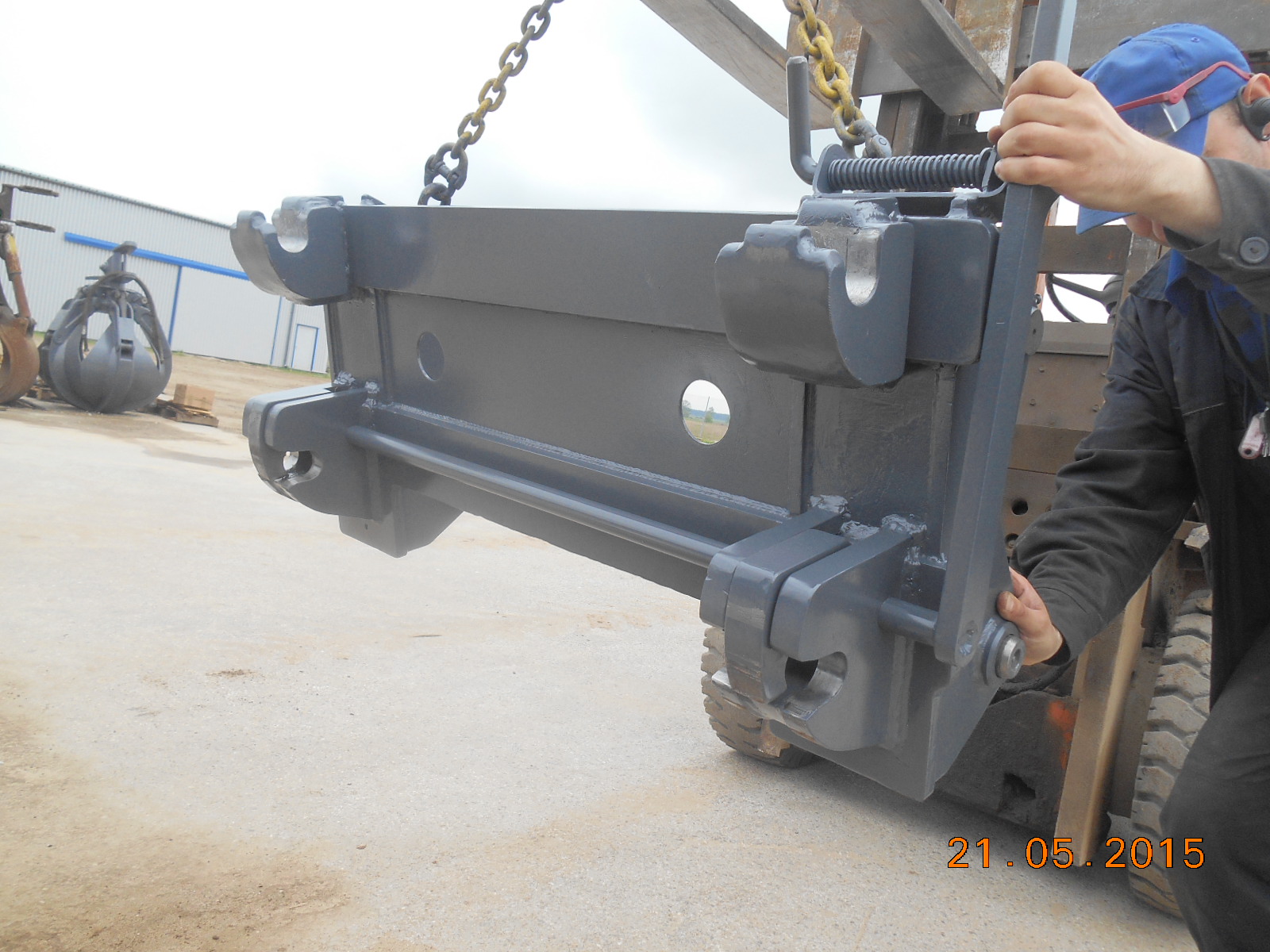 Attache rapide adaptée aux engins comme tractopelles et chargeuses