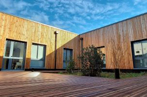 Bâtiment modulaire administratif EMMA - Bureaux, salles de réunion et espaces communs - Réalisation sur mesure en ossature bois avec toiture végétalisée_2