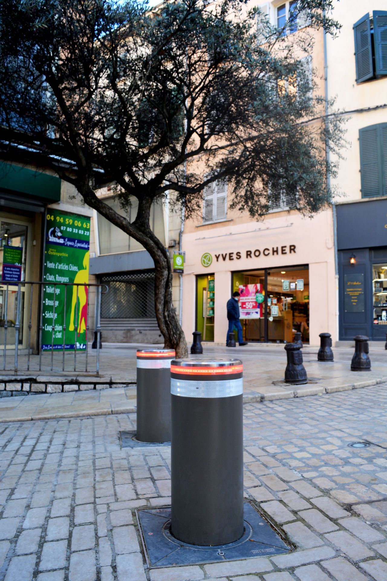 Borne escamotable automatique hydraulique pour régulation de zones piétonnes_2