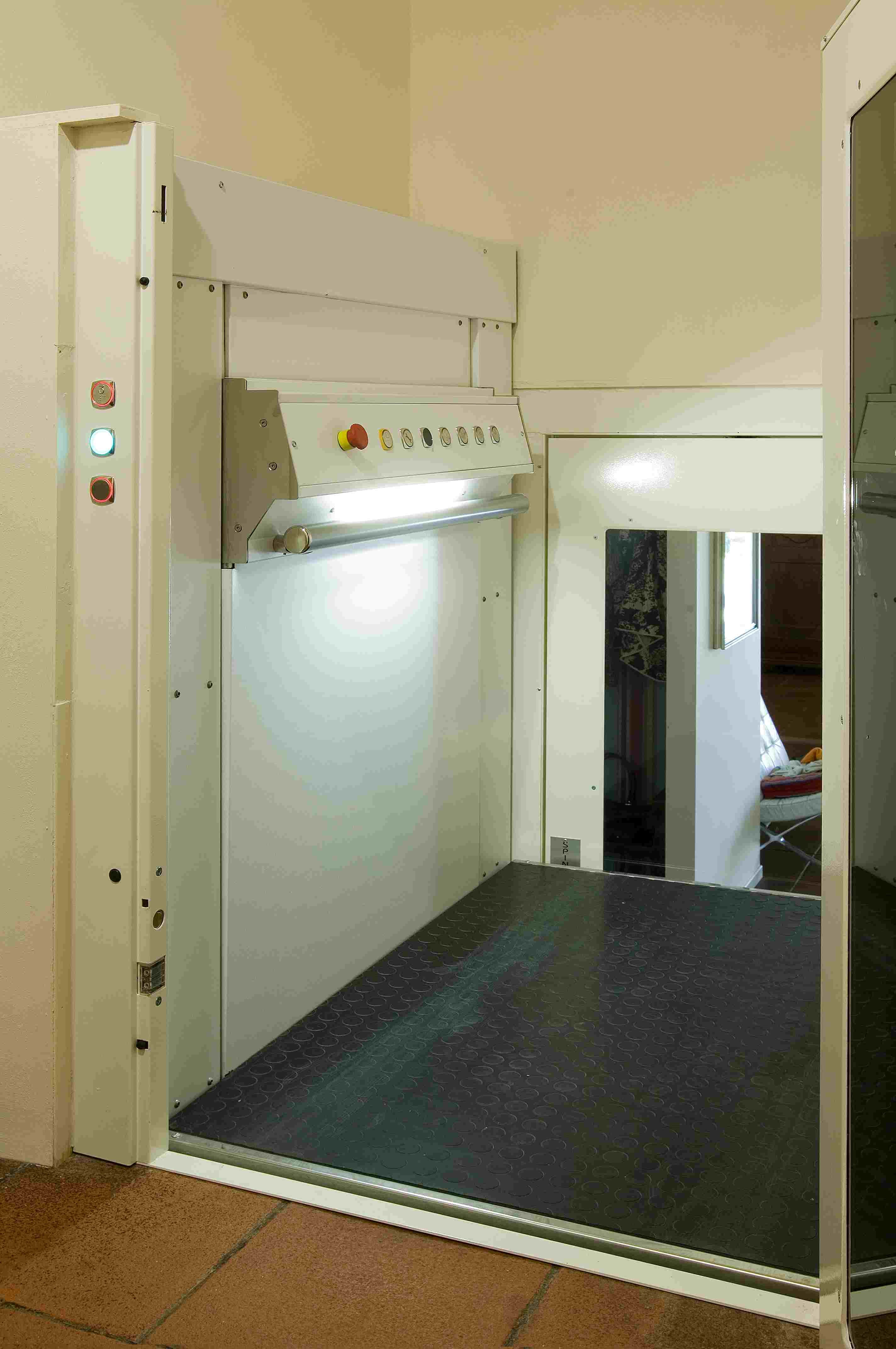 Élévateur vertical PMR avec gaine fermée - EAP France - Confort, sécurité et dimensions adaptables_2