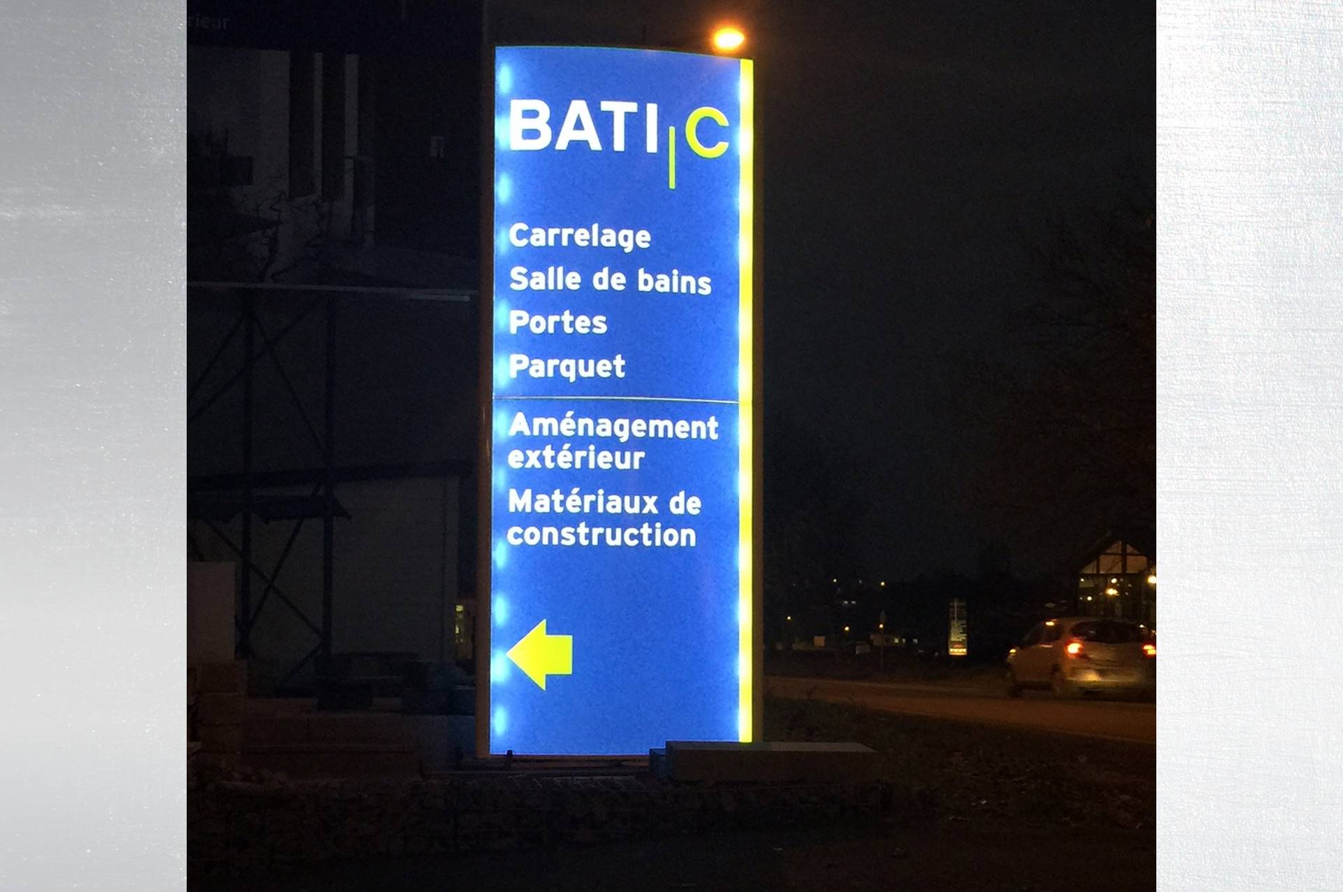 Totem aluminium faces galbées - Signalétique et affichage - KIKAFFICH_2