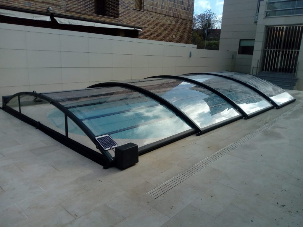 Abri piscine bas SCORPIUS - Trappe XXL+ pour activités aquatiques par tous les temps - Sans rails au sol_2