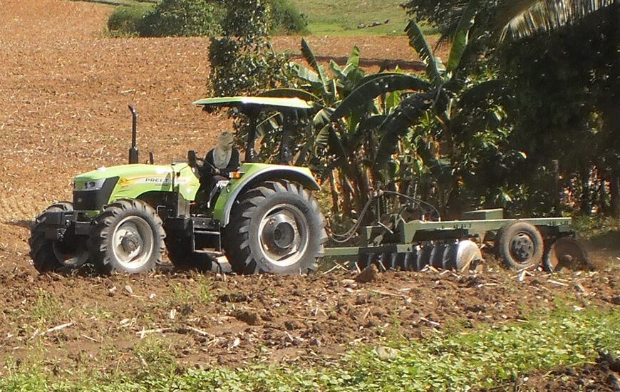 Tracteur PREET 6549 conçu pour le labour et le semis