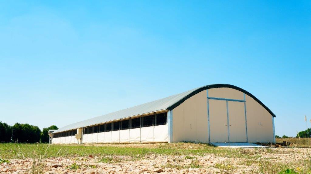 Bâtiment modulaire déplaçable en acier galvanisé adapté à vos besoins en élevage  pouvant accueillir des panneaux photovoltaïques en toiture_2
