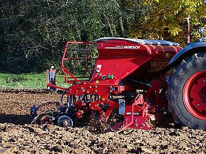 Herse rotative Kredo équipée sur le semoir Express KR