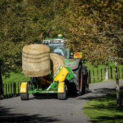 X5000 dérouleuse sans chaîne pour balles rondes et carrées - Hustler Equipment - capacité 2 balles - tractée et auto-chargeante_2