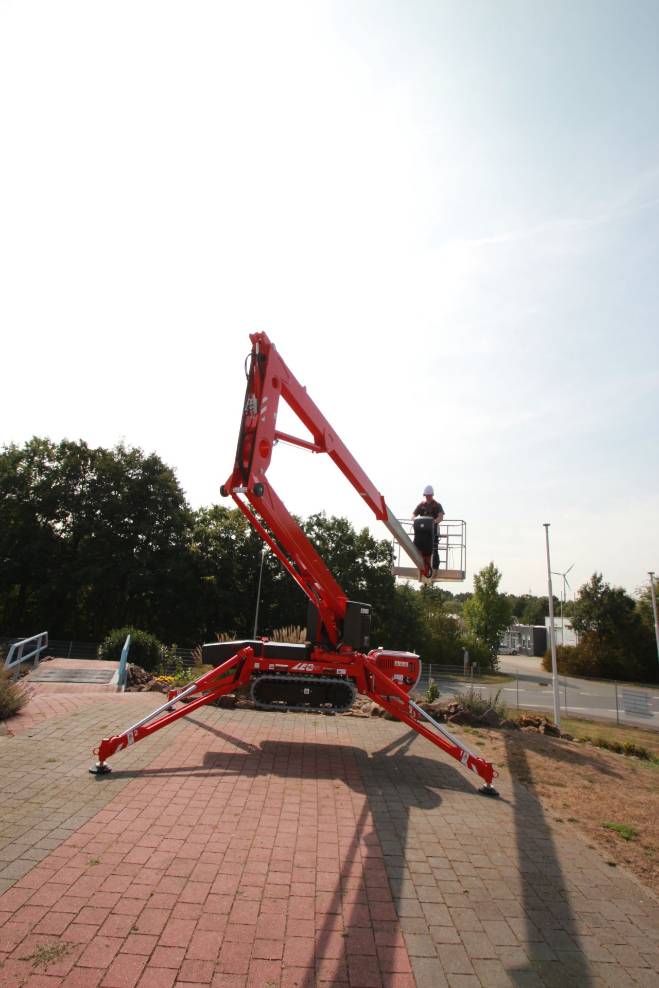 Nacelle araignée polyvalente, légère et compacte avec panier amovible - LEO13GT - Hauteur de travail 12,75 m - Déport 6,05 m - Capacité 200 kg_3