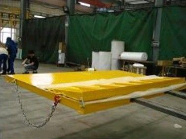 Rampe d'accès pour conteneur, avec poignées latérales et fourreaux en façade - Capacité 6.5 T - AZ RAMP HCRN-065_2