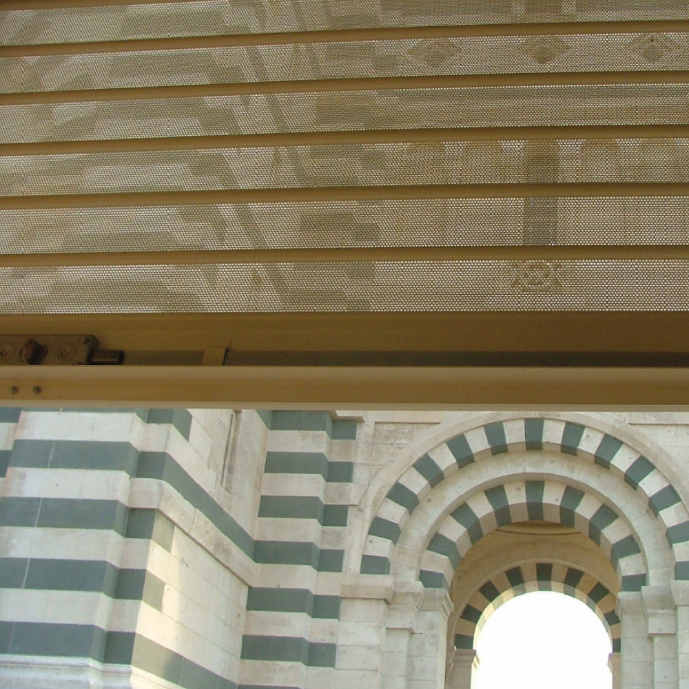 Rideau métallique électrique à lames microperforées - Fermeco - acier galvanisé, motorisé ou manuel_2