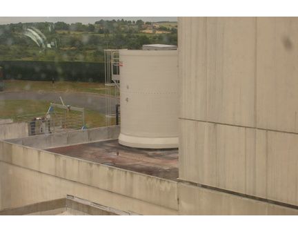 Silo de stockage industriel avec fixation au sol par chevilles