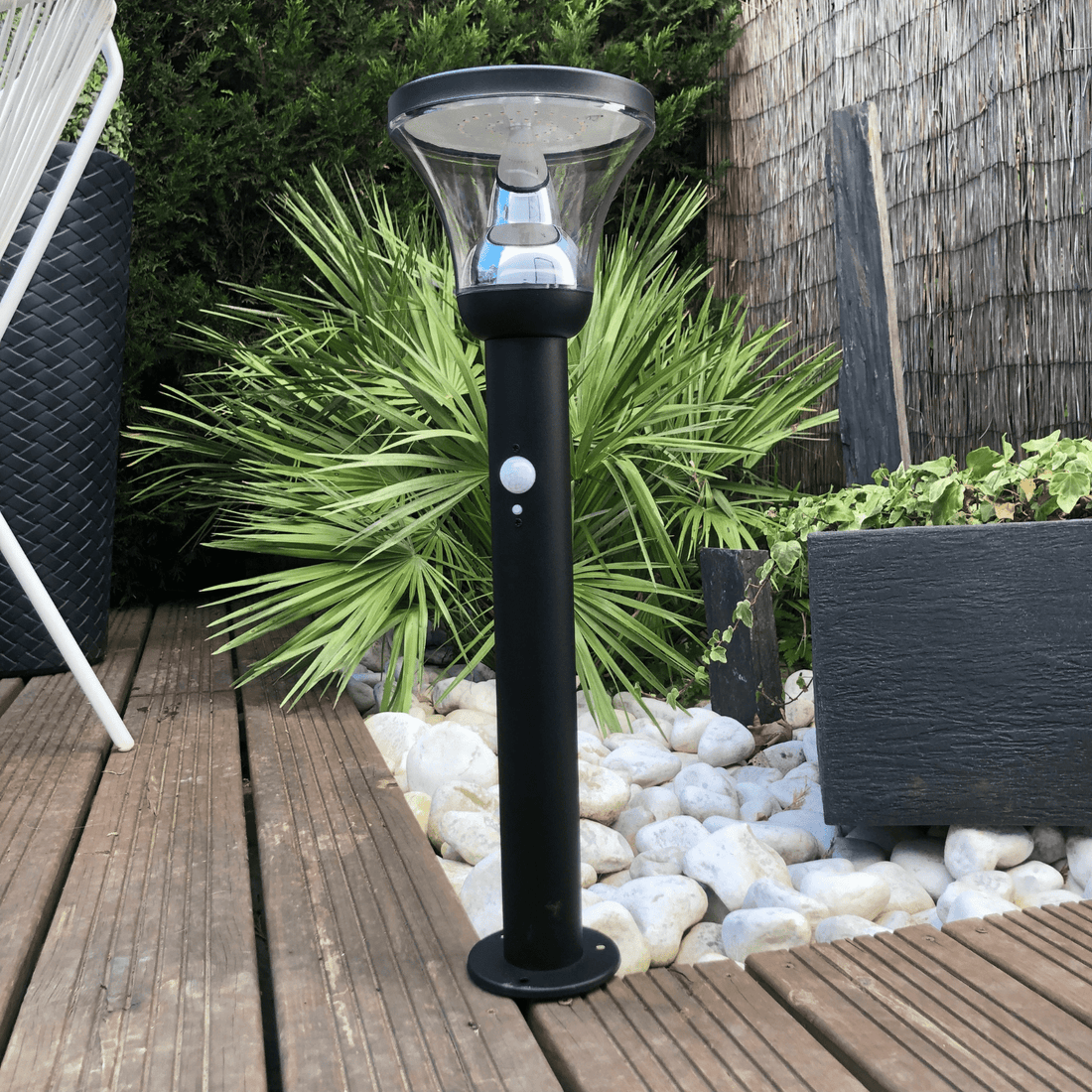 Borne solaire pour terasse pratique et ingénieux avec un panneau solaire mono cristallin - diva_2