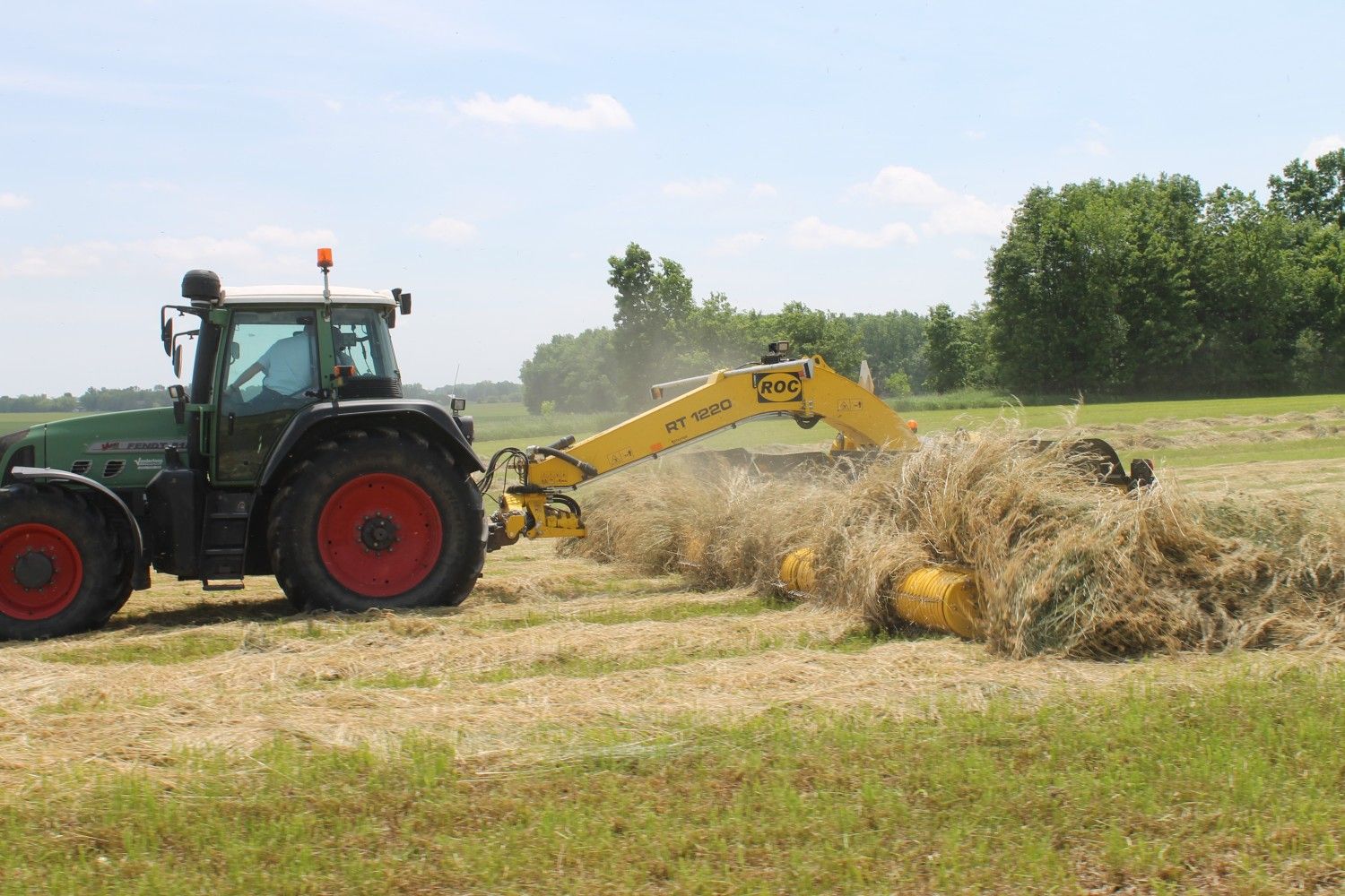 Rt 1220 - Andaineur à tapis - ROC SRL - Ramassage révolutionnaire - Tracteur 120 HP - Andain jusqu'à 12 mètres_2