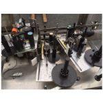 Étiqueteuse adhésive avec pose de contre-étiquette et bande d'inviolabilité