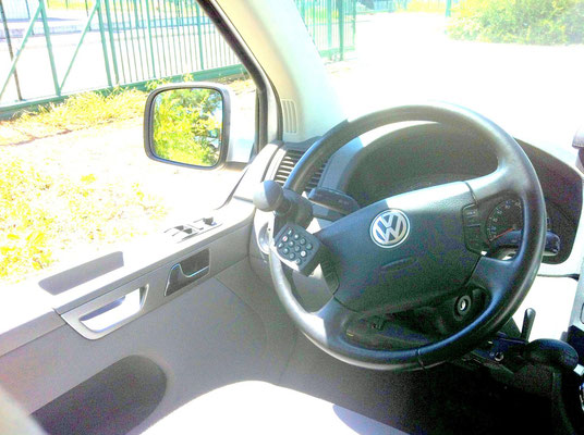 Dispositif lumineux avec touches UV pour conduite de nuit