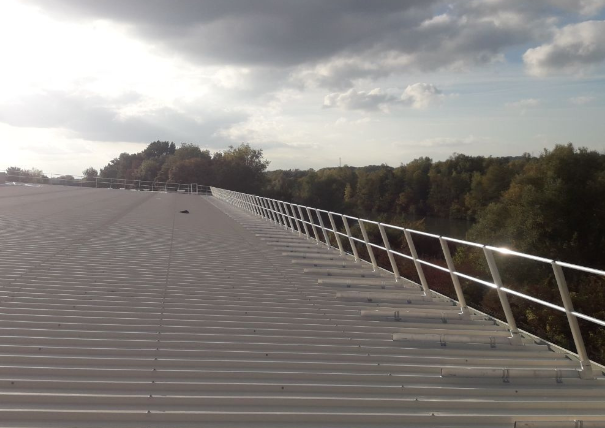 Garde corps fixe sur bac pour toiture-terrasse - Montant carré en acier galvanisé - Lisses aluminium - GM_2