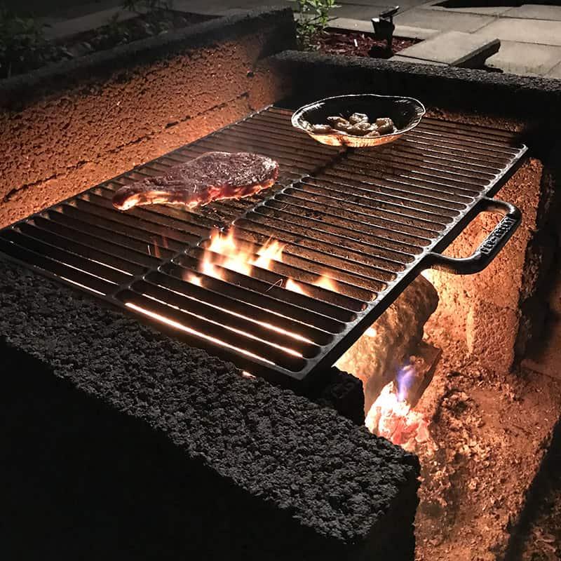 Grille à steak en fonte émaillée - pour foyers extérieurs avec ou sans charbonnier - 2 dimensions disponibles_2