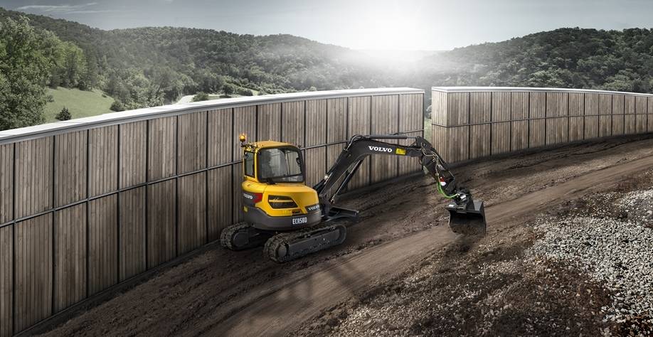 Pelle polyvalente Volvo ECR58D pour travaux paysagers