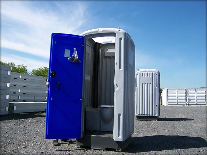 Toilette mobile autonome et chimique / 112 x 109 x 246 cm_0