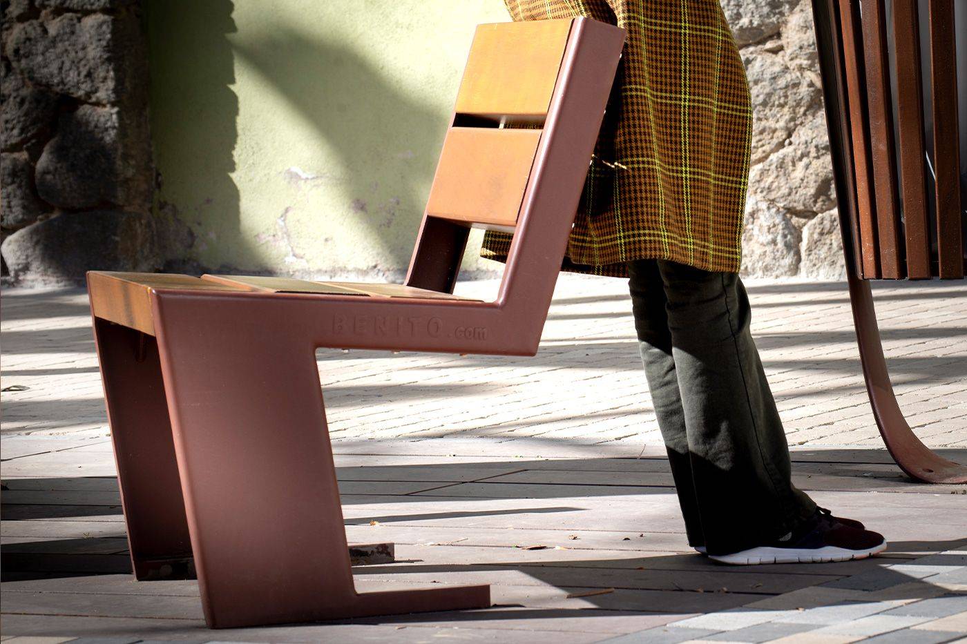 Chaise Quatro S UM377SM - Piètement en fonte ductile avec traitement anticorrosion Ferrus - Lattes en bois tropical_2