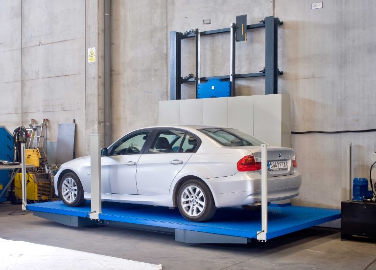 Monte voiture à fonctionnement électro hydraulique la plus adaptée pour les transferts verticaux de véhicules_2