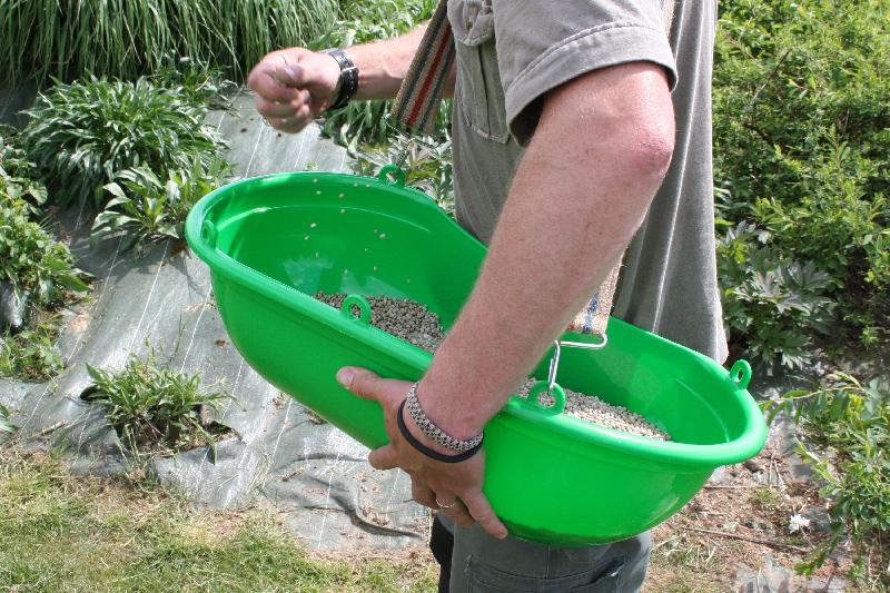 Panier de semence et engrais - plastique vert 20L avec sangle - L 60 x l 31 x H 19.5 cm - Réf 854911_2