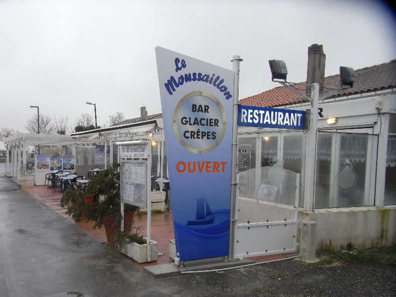 Totem d'intérieur ou d'extérieur sur mesure, idéal pour les boutiques - OUEST ENSEIGNES_2