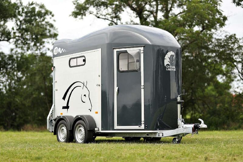 Van à chevaux GOLD 3 - Suspension PULMANN - 2 Places avec casier sellerie RTM - PTAC 1100 à 2600 kg - Aluminium - 3.2 x 1.67 m H = 2.35 m - Reference TOURING-COUNTRY_2