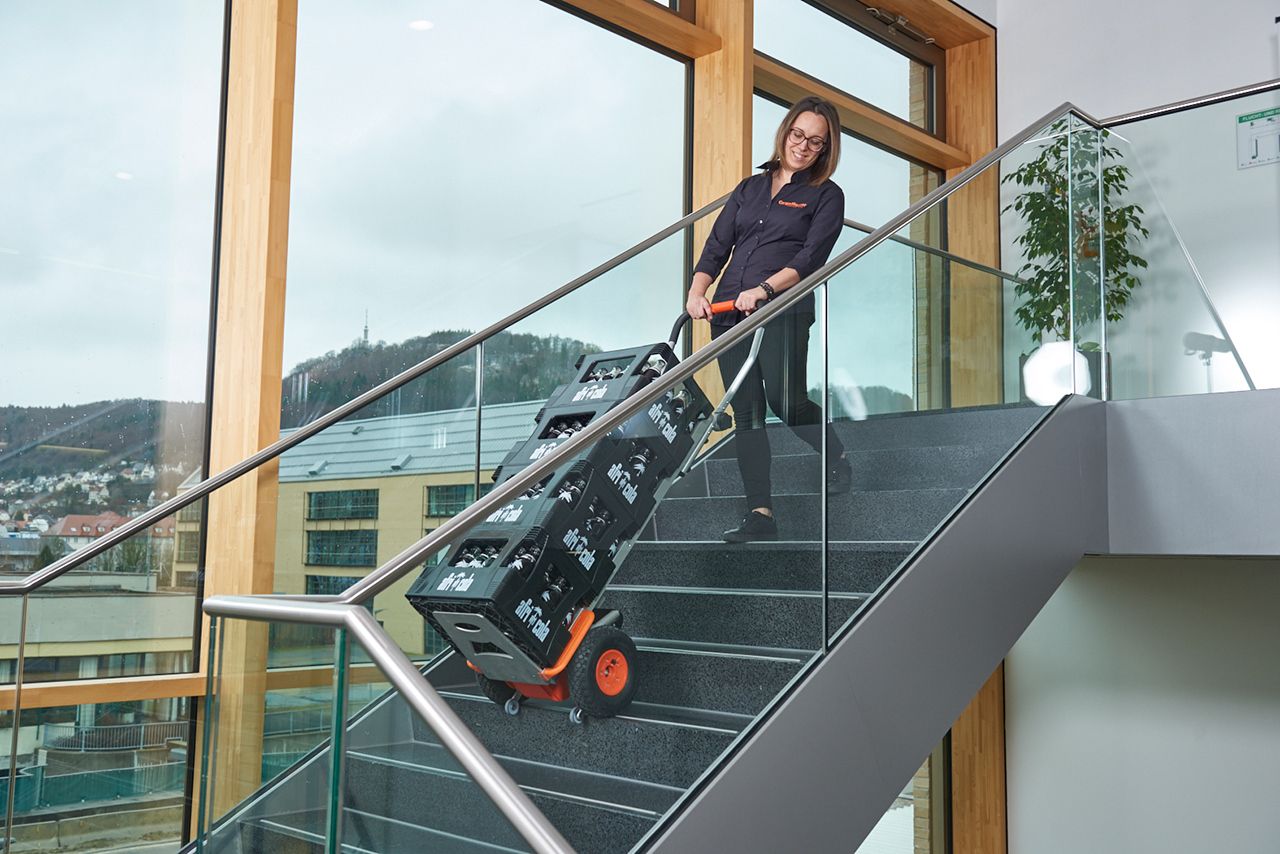 Diable monte-escaliers Cargo Master C120 F avec pelle repliable pour un transport pratique