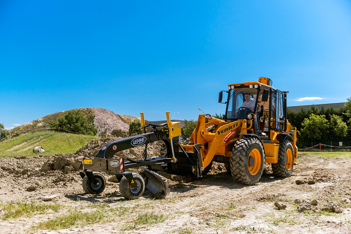 Tractopelle 10.23D de 9,9 tonnes avec cabine ROPS-FOPS pressurisée