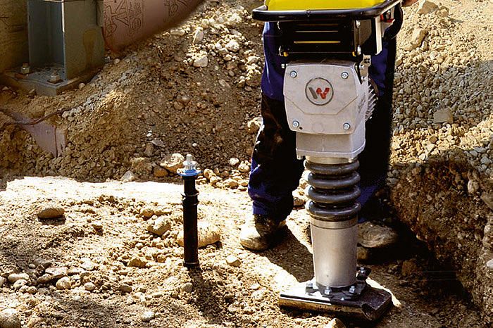 As50e et as60e - pilonneuses alimentées par batterie - wacker neuson - 70,4 kg - course.42 mm à 52 mm_2