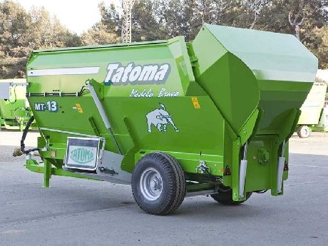 Équipement agricole traîné avec axe central et spirales ajourées