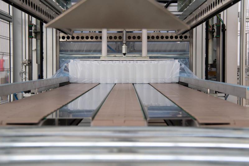 Ensacheuse automatique de flacons - conditionnement thermoplastique en LDPE avec tapis transporteur et palettiseur_2