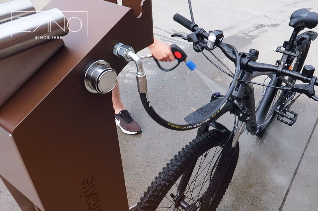 Station de lavage vélo à structure soudée et boulonnée - KANGU 18.004.4 - Acier inoxydable avec support et brosses intégrées_2