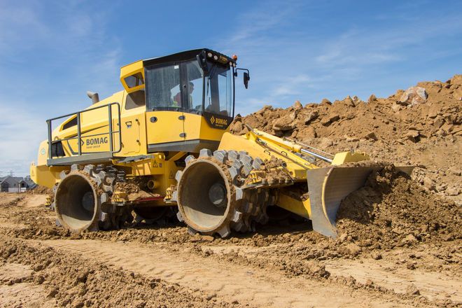 Compacteur de sol BOMAG doté d'un moteur performant de 210 kW