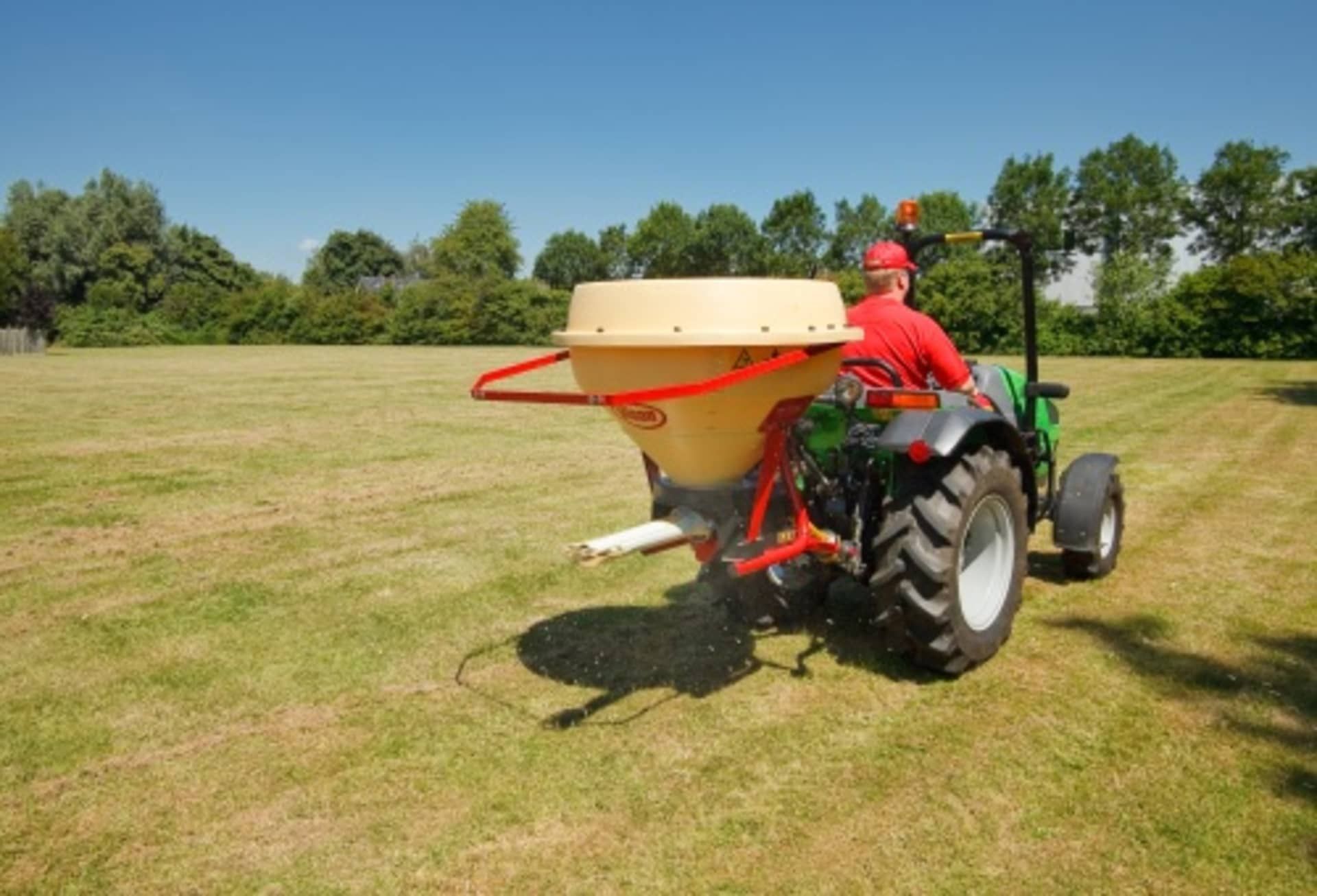 Distributeur d'engrais polyvalent pour horticulture et viticulture