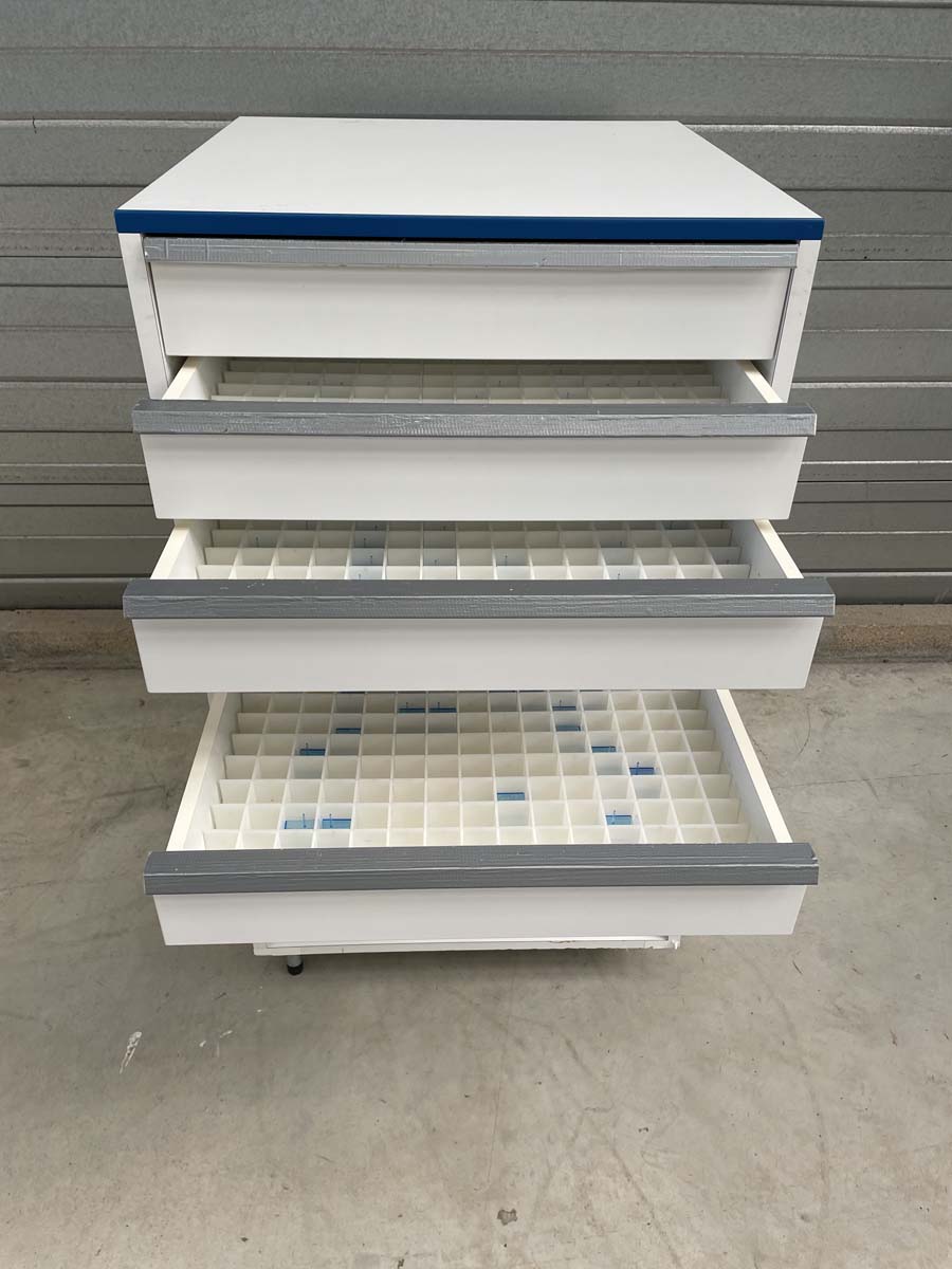 Meuble d'occasion de laboratoire avec tiroirs - 9 tiroirs sur pieds métal - ATEX - P21091156_2